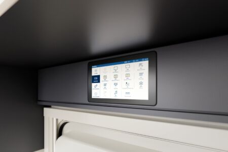 Nouveau panneau tactile, centralisant l'ensemble des commandes de bord : éclairage, chauffage, frigo...
