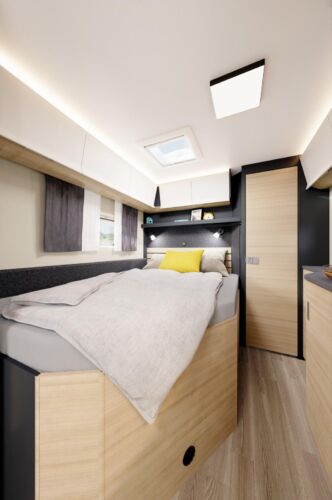 Le lit mesure 198 cm de long sur 138 / 105 cm de large. Sa forme biseautée permet de maintenir un couloir de bonne largeur.