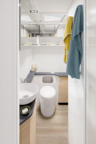 Le WC est installé à l'entrée de la salle d'eau.