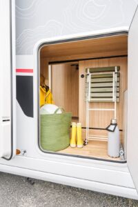 La soute latérale affiche une hauteur de 110 cm. On pourra y transporter aisément un vélo pliant, des chaises et une table de camping ou du matériel de sport.