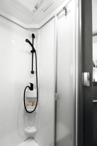 Côté opposé, la douche de l'Etrusco T 7.4 SB