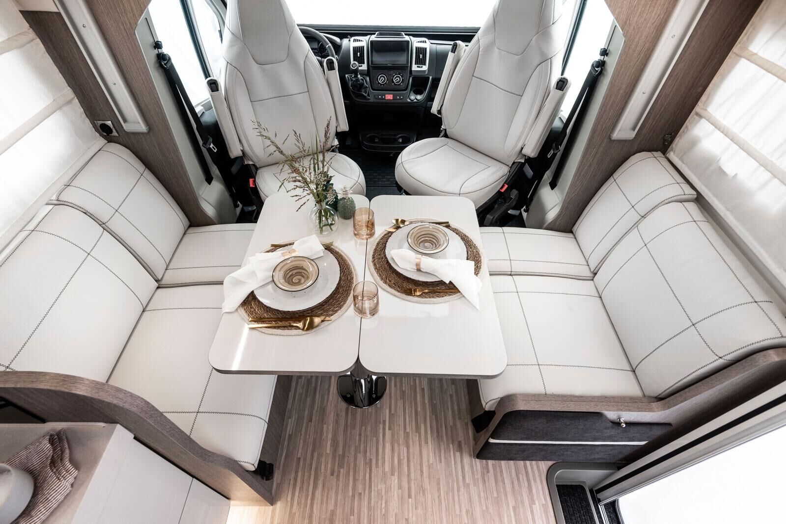 Eden Camp P745 GLC / Eden Camp P745 GLG. 4 places repas autour de la table qui se replie pour permettre de circuler aisément de la cabine vers l'arrière de la cellule.