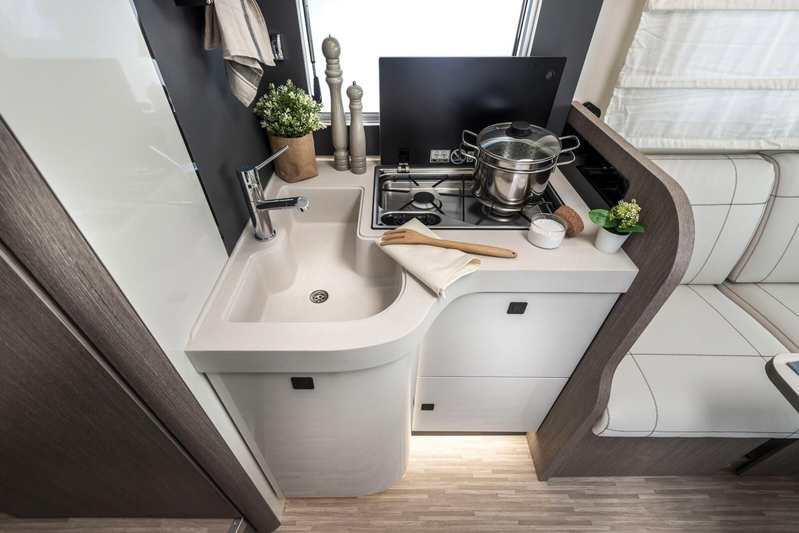 Le plan de travail de la cuisine est en pierre acrylique : facile à nettoyer, imperméable, insensible aux tâches, résistante aux rayures et à la moisissure.