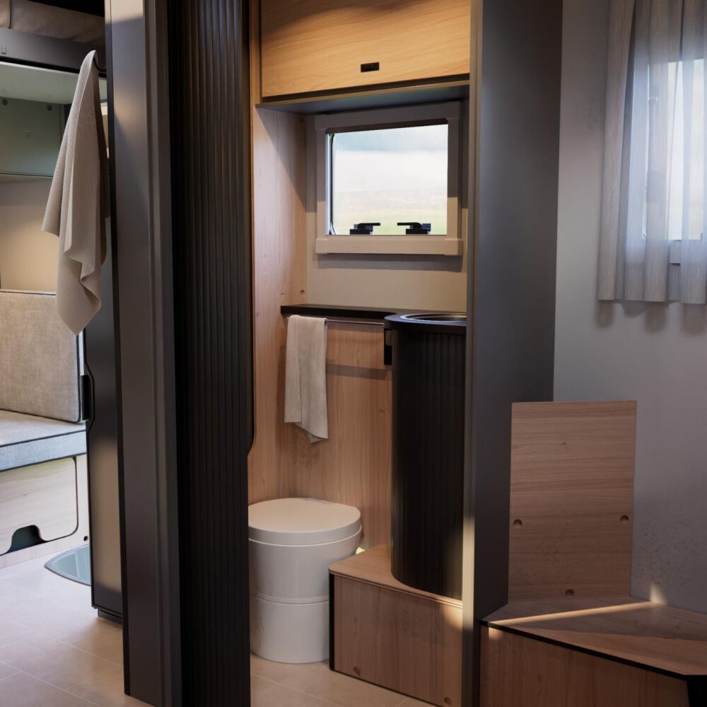 RIMOR K-Line 69 Plus - En pied de lit, on retrouve d'un côté le compartiment WC (photo) et de l'autre, la cabine de douche.