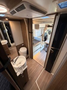 CI Magis 66XT Air Edition - Cette implantation avec lit central + salle d'eau traversante est désormais également disponible sur l'intégral Magis 66INT Air Edition.