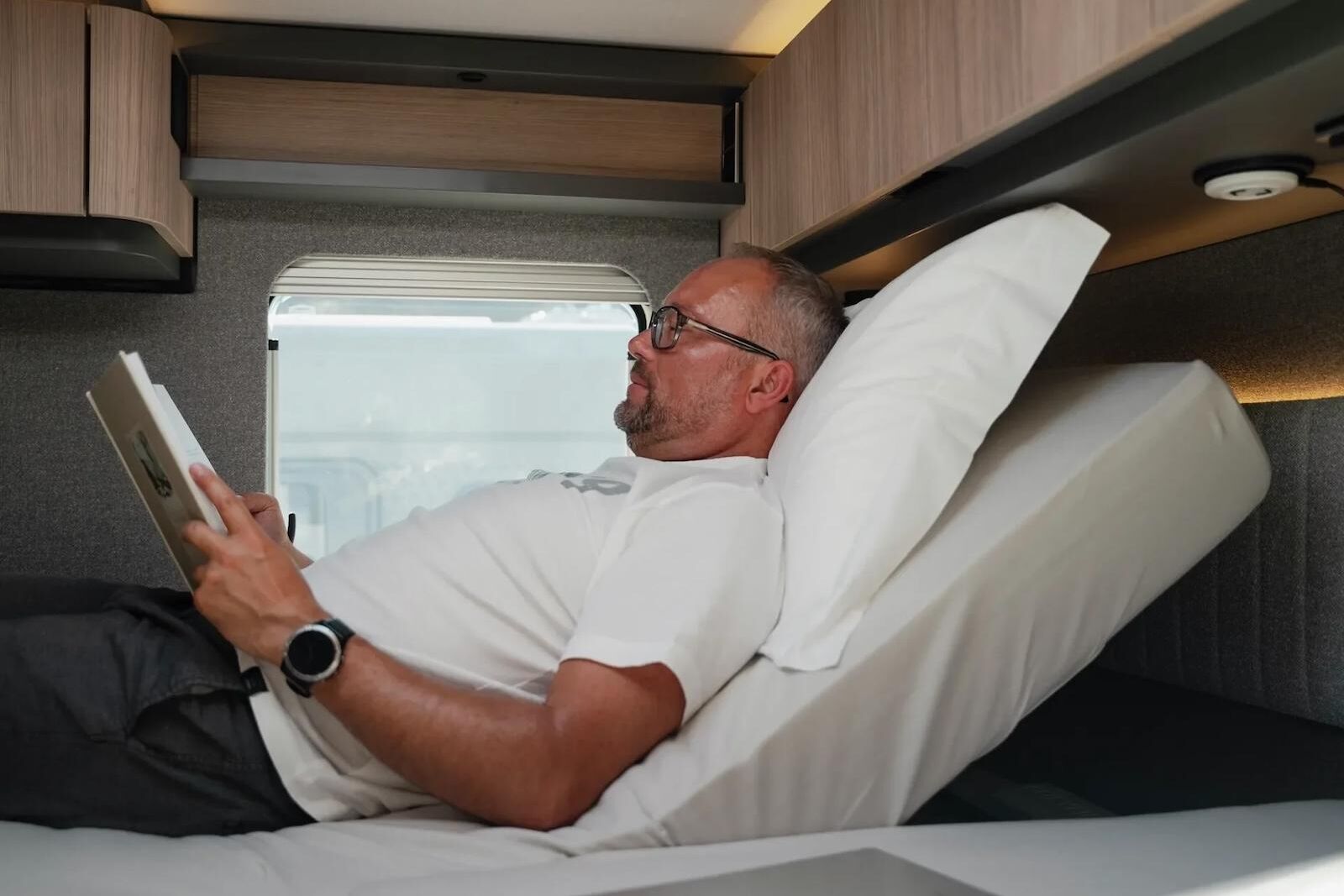 HYMER B-ML I780 - La tête de lit peut être inclinée à l'aide d'une commande électrique. Idéal pour lire confortablement.