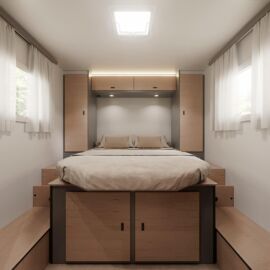 Dans la chambre, le lit affiche des dimensions de 190 x 140 cm. On circulera autour sans problème.